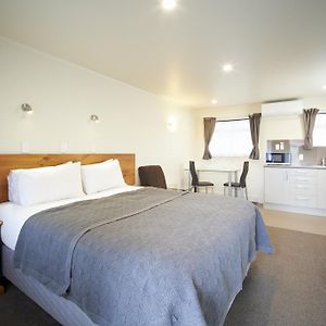 Executive One-Bedroom Apartment 1 Queen 2 Single Beds